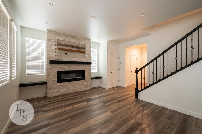 Building Photo - Fresno SouthEast Home, Gated Community, Clovis Unified School District, 3BR/2.5BA - Lots of Ameni...