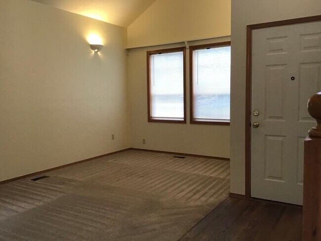 Building Photo - 3012 NE Glacier Way