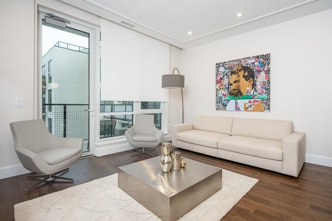 Building Photo - 372 9th St