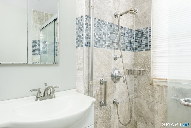 Building Photo - 170 Lake Dr