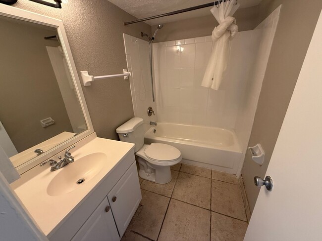 Building Photo - 1 Bedroom/1 Bathroom 1st floor Condo in th...