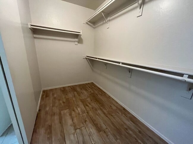 Building Photo - 2 BEDROOM PLUS DEN NEAR ARROWHEAD SHOPS