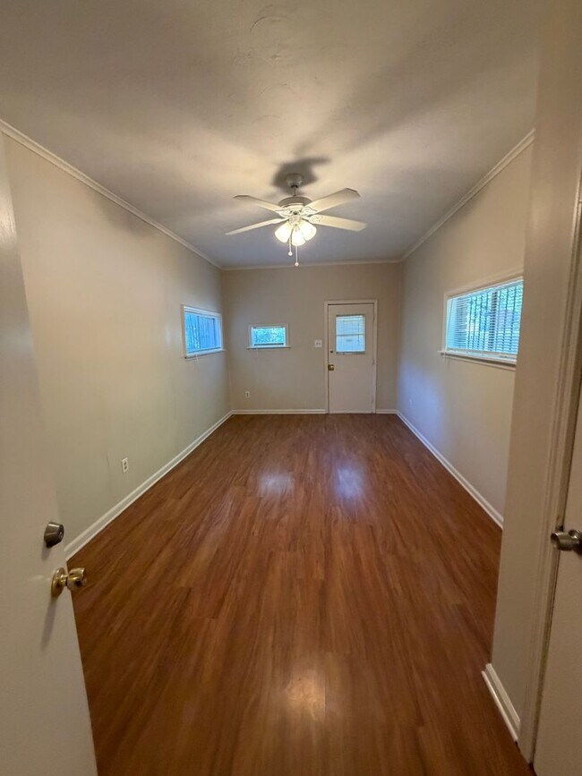 Building Photo - Charming Midtown Memphis Home Near Rhodes College