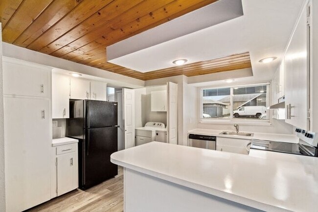 Building Photo - Now Leasing: Beautiful Rustic-Style Apartm...