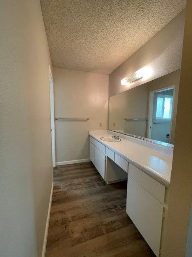 Building Photo - Desired Greenhaven 4 Bedroom