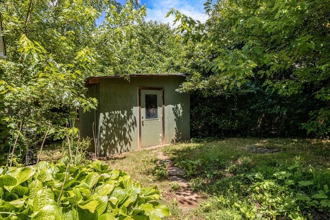 Building Photo - 3-Bedroom Home in West Asheville with Fenc...