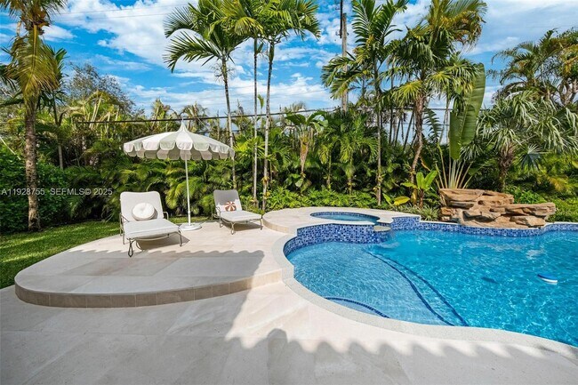 Building Photo - 1033 Almeria Ave