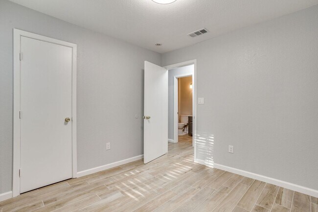Building Photo - 2618 Bomar Ave