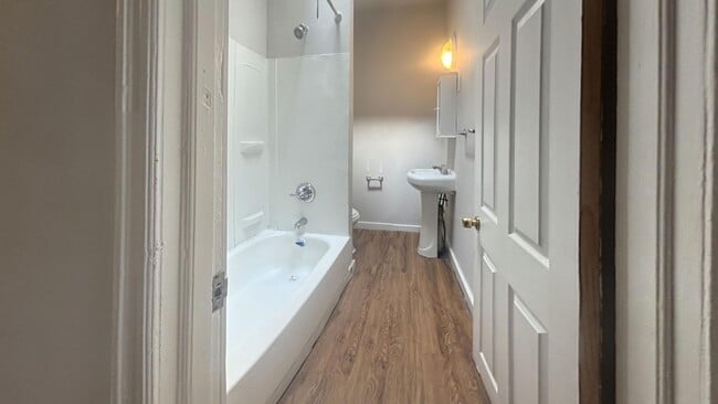 Building Photo - Charming 4-BR Traditional Row Home in West Philly