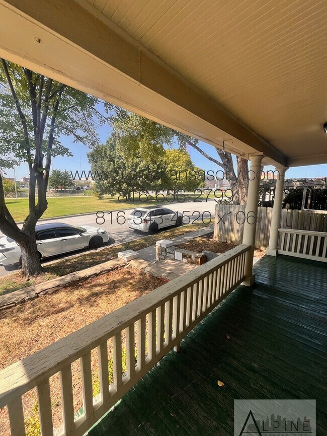 Building Photo - Cute HOUSE in Gillham Plaza, Gated Off Street Parking!