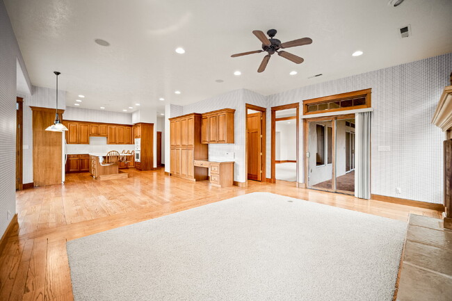 Building Photo - "Spacious 4-Bedroom, 4.5 Bathroom 4792 sq. ft. Retreat with Scenic Views and Cozy Fireplace in St...