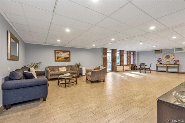 Building Photo - 740 E Broadway