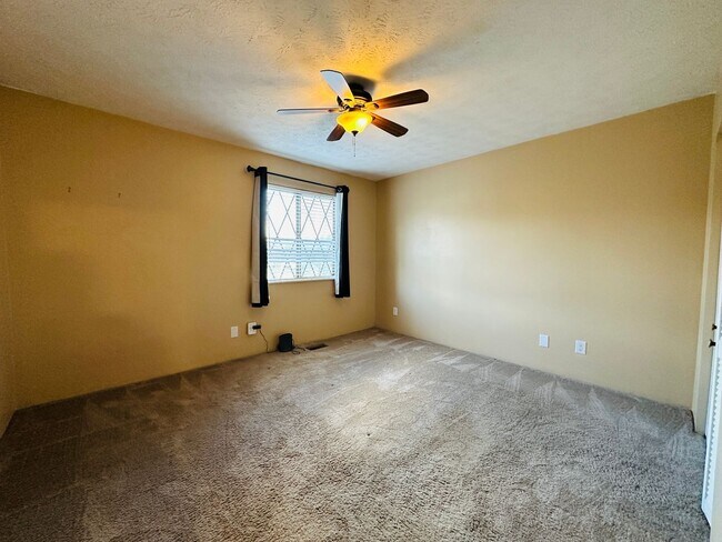 Building Photo - Charming 2-Story Condo in Quiet Knoxville Community – Minutes from Downtown!