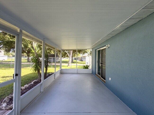 Building Photo - 3 Bed | 2 Bath | 1,200 Sq Ft Single-Family Home  RENT NOW WITH ZERO DEPOSIT on a 12-month lease!