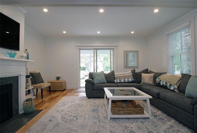 Building Photo - 364 Bellevue Ave