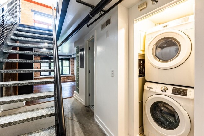 Building Photo - Urban Apartment at Pierpont Lofts with Res...