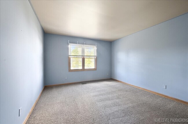 Building Photo - 13 Saddlewood Ct