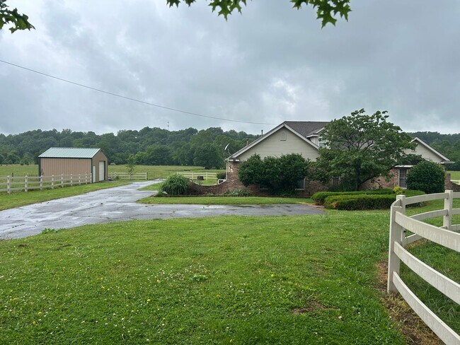 Building Photo - Spacious 3BR/3BA Home in Cave Springs with Pool
