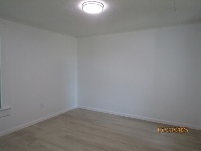 Building Photo - 319 Valley St