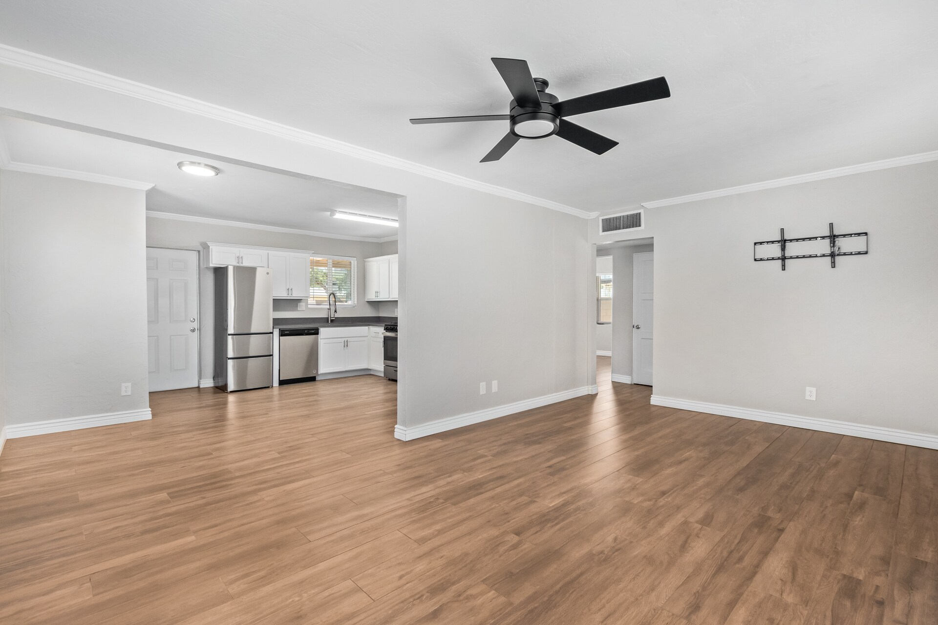 Building Photo - 527 E Whitton Ave