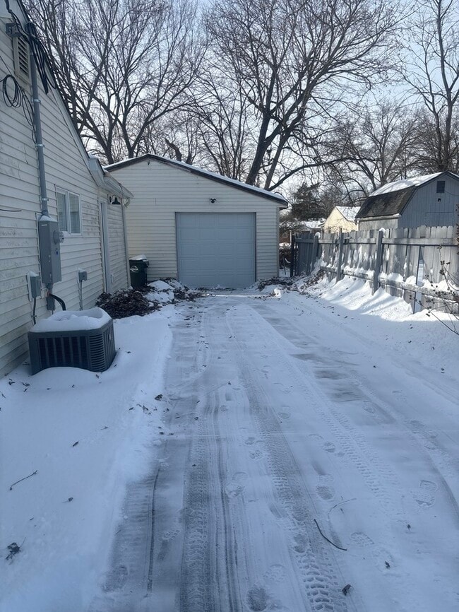 Building Photo - 4 bedroom 1 bath market rent and section 8