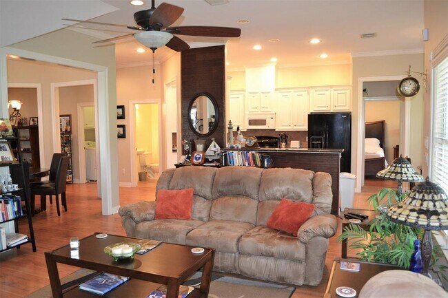 Building Photo - 3618 Country Club Blvd