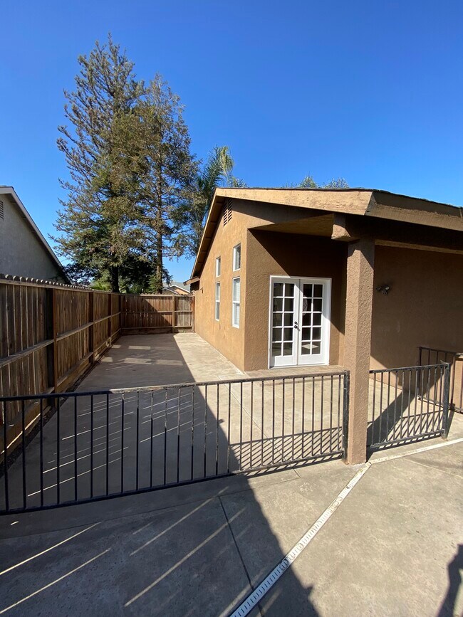 Building Photo - 2095 W Merritt Ave