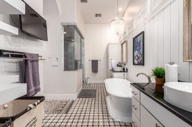 Building Photo - Beautiful 6-bedroom basement home
