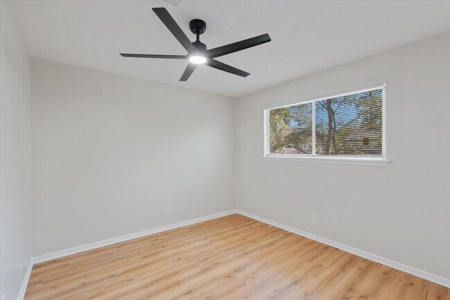 Building Photo - 3811 Woodbriar Dr