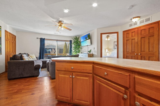 Building Photo - 204 Elmhurst Ct