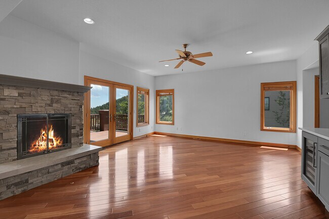 Building Photo - 556 Ridgeside Dr