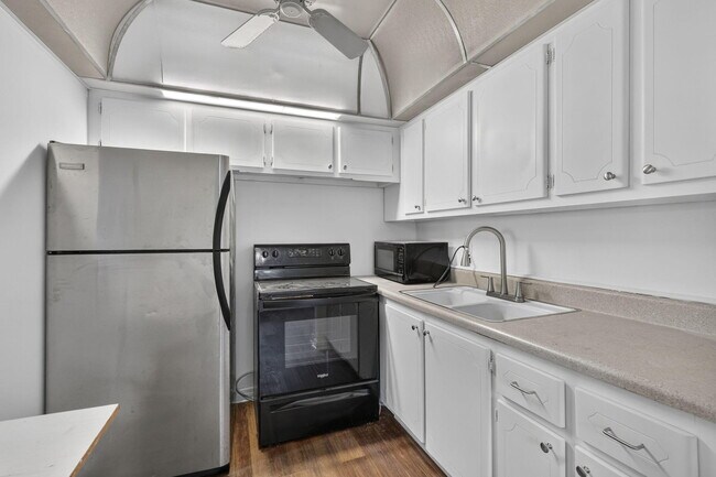 Building Photo - 104 Easthampton E