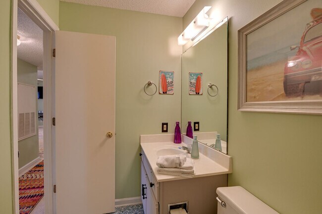Building Photo - 140 Spanish Oak Dr