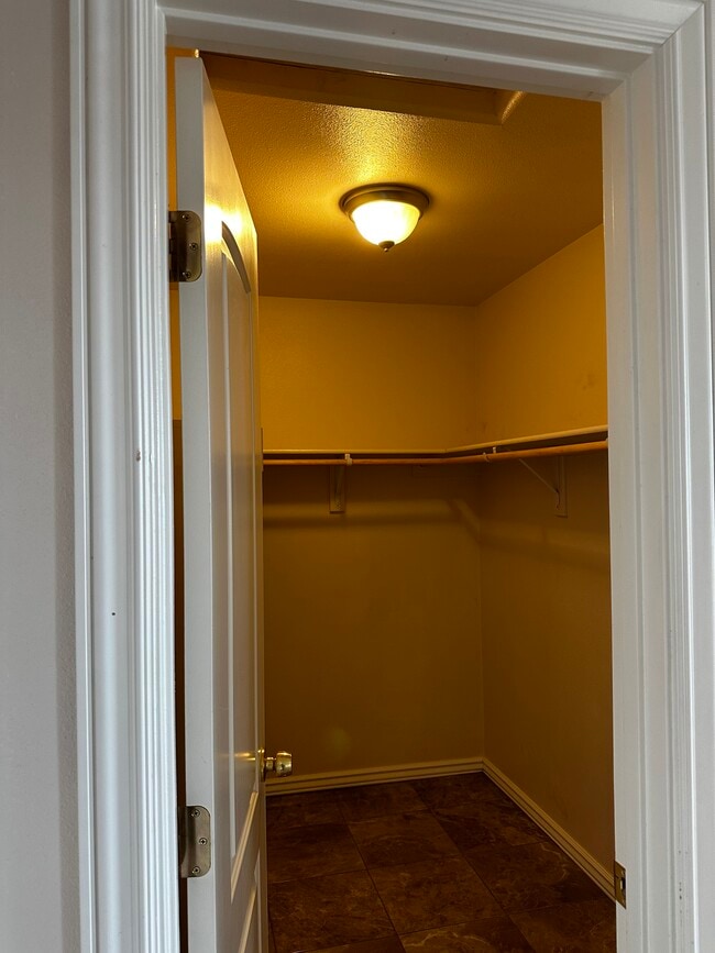 Building Photo - 613 Mesa Vista Dr