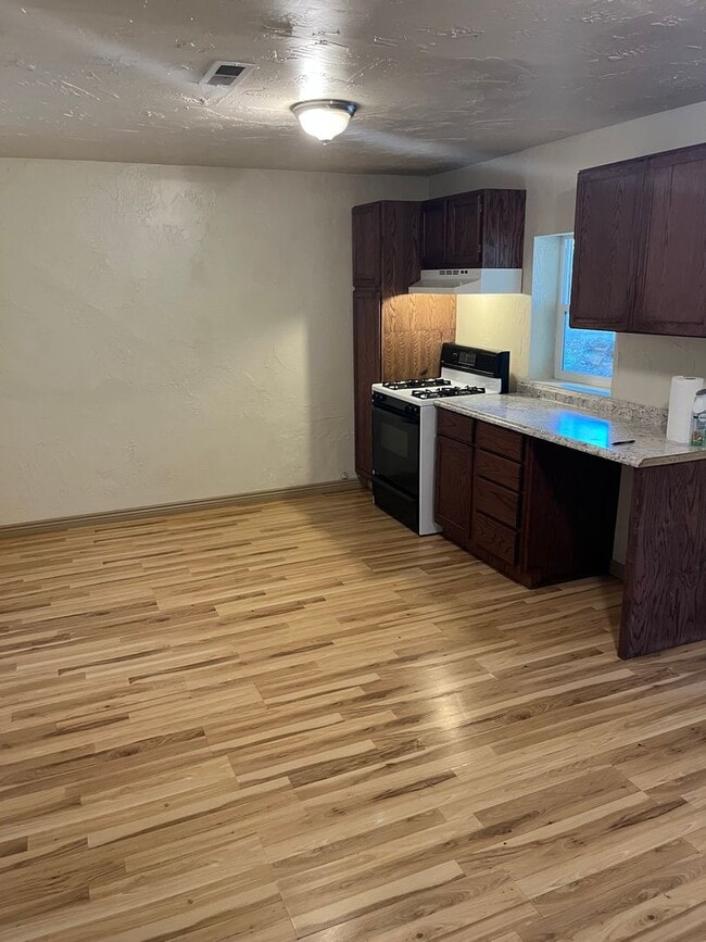 Building Photo - 3 Bed 1 Bath Downstairs unit.