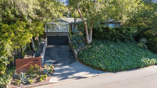 Building Photo - S of the Blvd - upgraded 4+3 w/pool + views!