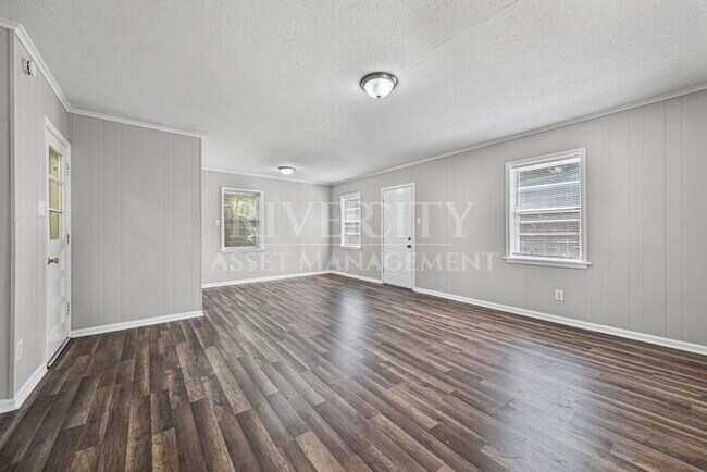 Building Photo - Big 4 bedroom, 1-Bathroom Home In Frayser!...