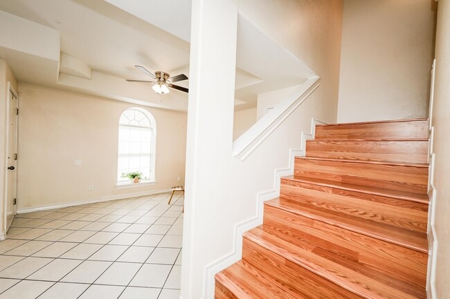 Building Photo - 1000 Ranchway Dr