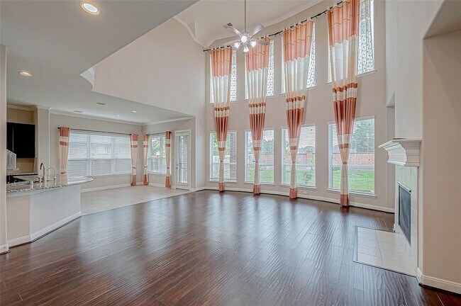 Building Photo - 25719 Oakwood Knoll Dr