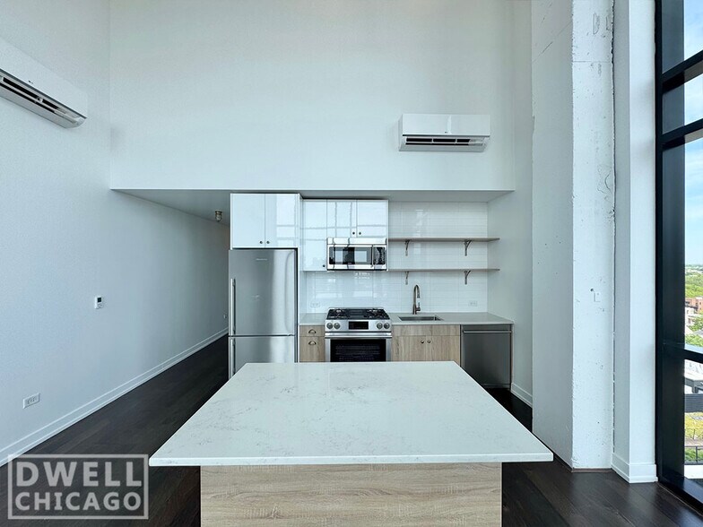 Building Photo - 1217 W Carmen Ave