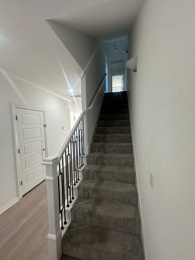 Building Photo - 1021 Lakeview Dr