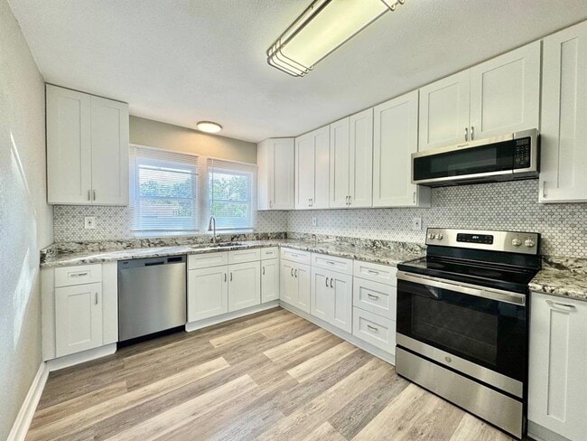 Building Photo - 1601 E Maple Ave