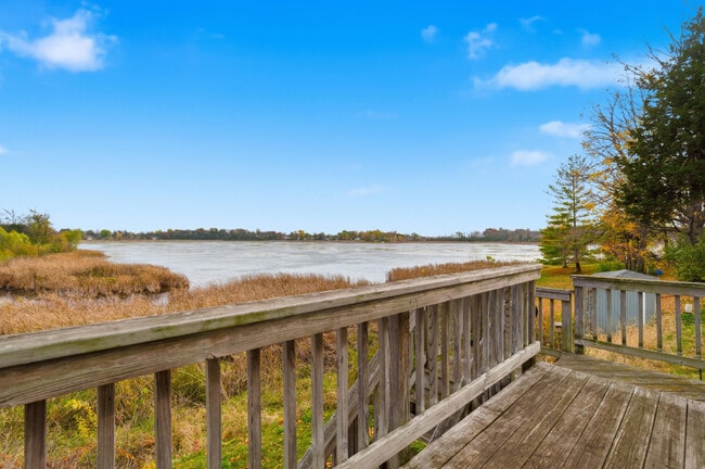 Building Photo - W6705 N Lakeshore Cir