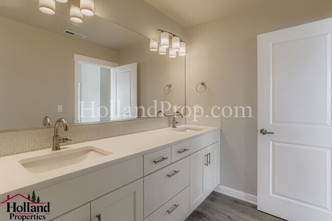 Building Photo - Beautiful 3-Bed Townhouse Near Downtown Hi...