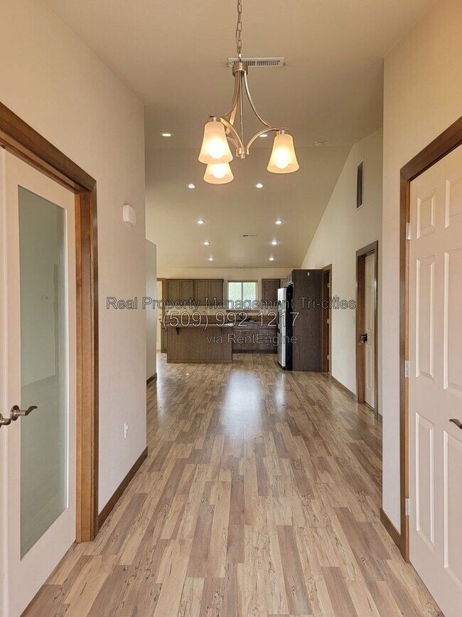 Building Photo - 689 Tanglewood Dr