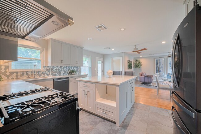 Building Photo - 5123 Saxon Dr