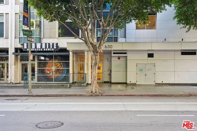 Building Photo - 630 W 6th St