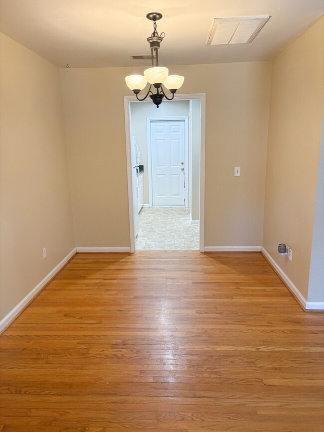 Building Photo - 1324 Deerwood St