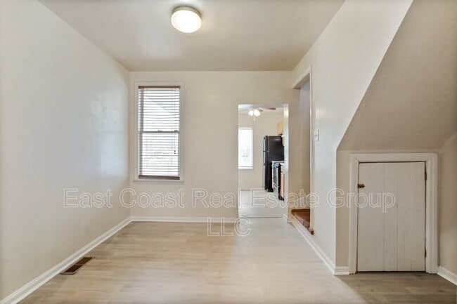 Building Photo - 2 Bedroom, 1 Bath, Central Air Conditioning, Washer Dryer in unit.