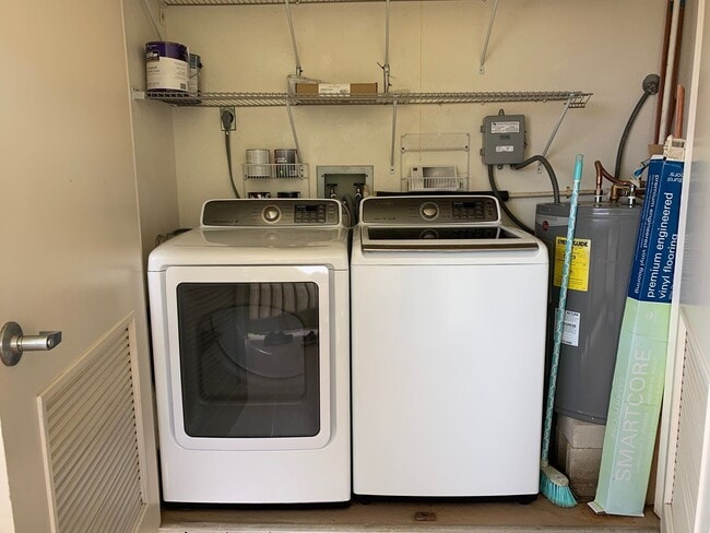 Building Photo - 2 bed 1 bath with 2 assigned parking in Ma...